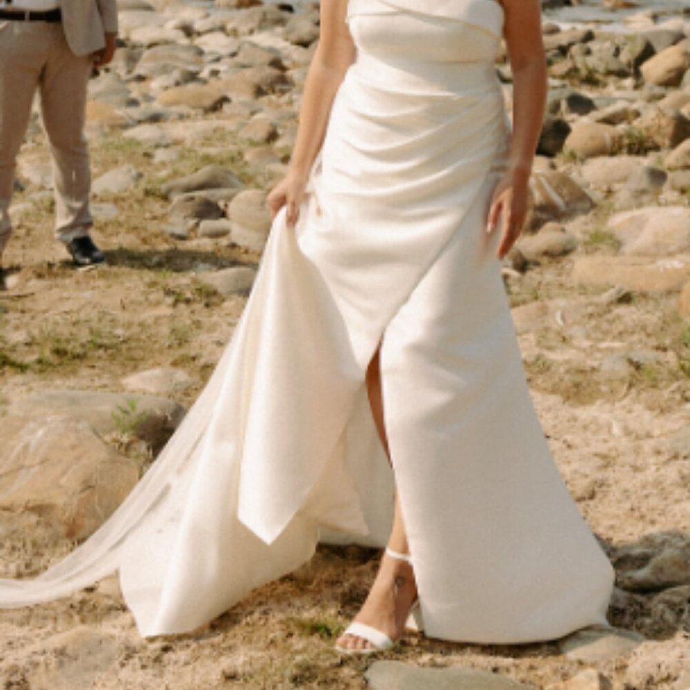 E527 Enchanting Mon Cheri Diamond White Stretch Crepe Fitted Classic Satin